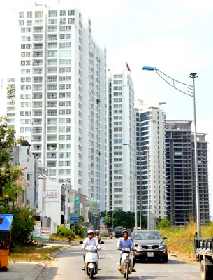 TPHCM hiện còn tồn trên 10.000 căn hộ khiến nhiều doanh nghiệp bất động sản lao đao. Ảnh: CAO THĂNG