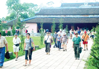 Du khách tham quan chùa Thiên Mụ (Huế). Ảnh: Nguyễn Hùng