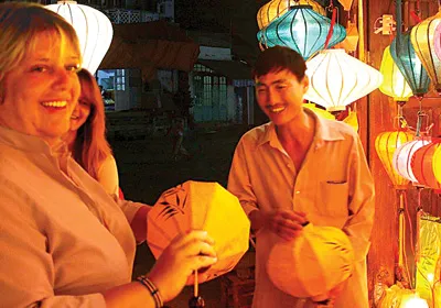 Du khách quốc tế mua đèn lồng tại Hội An (Quảng Nam). Ảnh: Nguyên Khôi