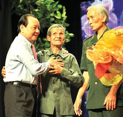 Bí thư Thành ủy TPHCM Lê Thanh Hải tri ân người giao liên mù tải đạn A Lăng Bhuốch và Anh hùng LLVT Nguyễn Viết Sinh - những người góp phần làm nên Trường Sơn huyền thoại. Ảnh: Việt Dũng