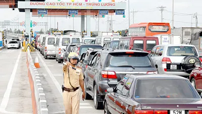 CSGT phải điều tiết để xe qua trạm thu phí đường cao tốc TPHCM - Trung Lương thông suốt. Ảnh: KIM NGÂN