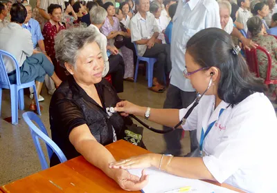 Bác sĩ trẻ Bệnh viện Đại học Y Dược TPHCM khám bệnh, phát thuốc miễn phí cho 500 đồng bào nghèo diện chính sách trên địa bàn quận 11. Đây là hoạt động thiện nguyện do Báo SGGP phối hợp với Công ty TNHH MTV Dược phẩm Vimedimex tổ chức vào giữa năm 2011.