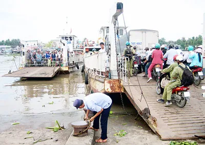 Qua phà Tắc Cậu. Ảnh: Ngân Ninh