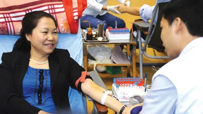 Bà Nguyễn Thị Thu Hồng - Phó Chủ tịch Tổng Liên đoàn Lao động Việt Nam tham gia hiến máu cùng CBNV VietinBank