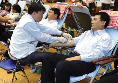 Chủ tịch HĐQT VietinBank trực tiếp tham gia hiến máu nhân đạ