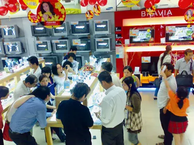 Khách hàng chen nhau mua hàng khuyến mãi