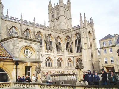 Rất nhiều du khách Việt tận hưởng cơ hội du lịch châu Âu mùa giảm giá - ảnh Di sản Roman Bath, Anh quốc