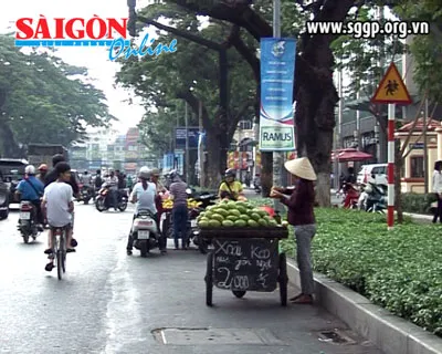 Còn đó nỗi lo lấn chiếm lòng lề đường ảnh 2