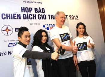 Singers Tung Duong and Thanh Lam, Ambassador of Denmark John Nielsen and Miss Friendly of the Miss Vietnam Universe 2008 beauty pageant Duong Thuy Linh are the campaign’s ambassadors this year (from L to R)