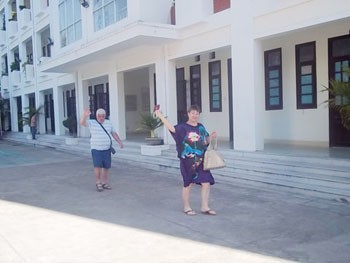 Russians vote for their president at the Vietnam-Russia Tropical Centre in Nha Trang City on Fer. 29th, 2012. (Photo: xaluan.com)