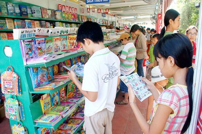 Children reading in a bookstore in Can Gio District (Photo: Sggp)