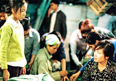 Child actress Phung Hoa Hoai Linh (L) in the movie "Mother's Soul"
