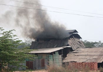 A manual brick kiln in HCMC belching black smoke (Source: Dantri)