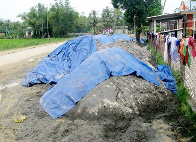 Titanium lying piled along the 639 road in Cat Thanh Commune of Phu Cat District (Photo:SGGP)