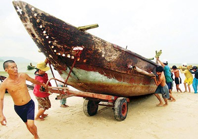 Fishermen in Tho Quang ward, Son Tra district , Da Nang city pull boat ashore to seek shelter against an anticipated storm