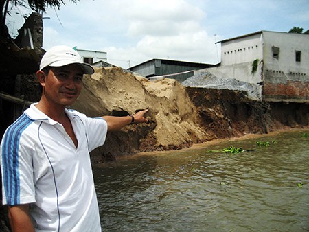 Many large cracks are still threatening to fall by just full of sand and soft soil