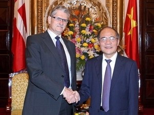 NA Chairman Nguyen Sinh Hung (R) talks with President of the Danish Parliament Mogens Lykketoft
