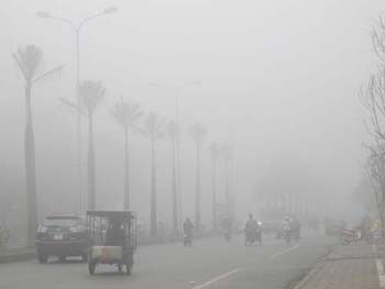 Thick fog covered Hanoi City on Monday morning (Photo: Thanh Nien)