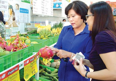Nguyen Thi Hong, deputy chairwoman of HCMC People’s Committee, checks goods at Satrafood store in Tan Binh District (Photo:SGGP)