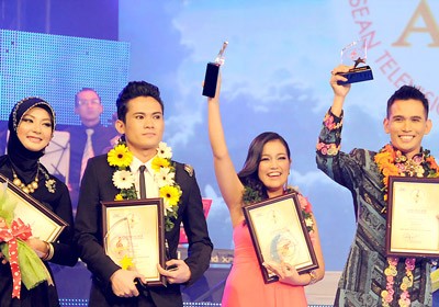 Two Indonesian singers (3rd, 4th from left) win first prize at the ASEAN Television Golden Voice Festival 2012 in HCMC on March 5 (Photo:SGGP)