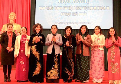 Nguyen Thi Thanh Hoa, new Chairwoman of VWU (4th, L) and seven Vice Chairwomen. (Photo: SGGP)