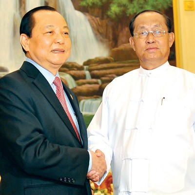 Le Thanh Hai, HCMC Party Secretary (L) talks with Myanmar’s Vice President U tin Aung Myint Oo (Photo: SGGP)