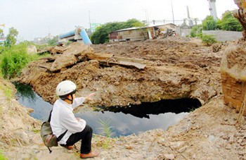 Wastewater flowing from a sluice gate into the Tham Luong Canal in District 12 (Photo: SGGP)