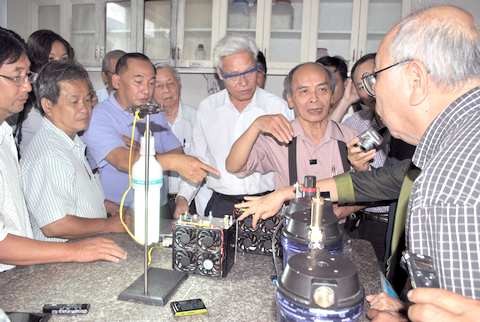 PhD Nguyen Chanh Khe (in blue) introduces his invention to scientists at the Ho Chi Minh Coty High-Tech Park on March 9, 1012.
