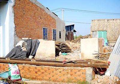 Several houses collapsed in the heavy rainstorm in An Thoi Dong Commune of Can Gio District in HCMC on March 15 (Photo: SGGP)