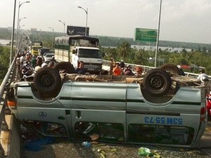 The passenger bus overturns in the Rach Mieu Bridge between Ben Tre and Tien Giang provinces in the Mekong delta