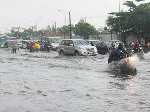 A sudden rainstorm caused flooding on Nguyen Huu Canh Street in Binh Thanh District of HCMC on March 15 (Source: VNA)