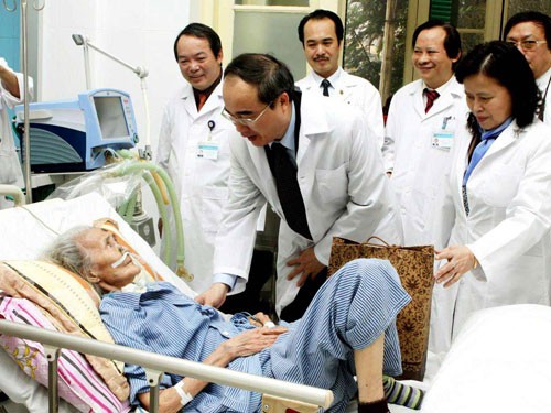 Nguyen Thien Nhan visits a tuberculosis patient in the Central Tuberculosis and Lung Disease Hospital in Hanoi (Photo: NLD)