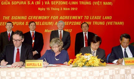 Belgian company Sopura S. A. signs agreement with Vietnamese firm Sepzone-Linh Trung. (Photo: Sggp)