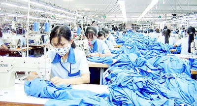 Workers producing sports garments in Garmex Saigon for export to the EU market. (Photo: SGGP)