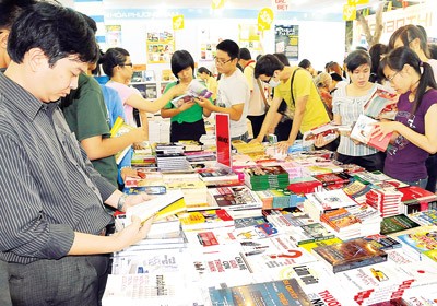 Scores of readers visit the 7th Ho Chi Minh City Book Fair. (Photo: Sggp)