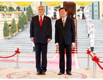 President Truong Tan Sang (R) and Chilean President Sebastian Pinera Echenique (Source: VNA)