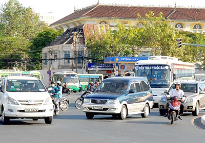 Private vehicles will be charged an annual ownership fee in future (Photo: SGGP)