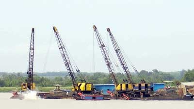 Despite of the government’s ban, barges still dredge sand in Dong Nai River, causing critical landslips ( Photo : SGGP)