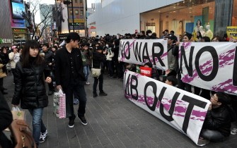 Protesters shout anti-war slogans in downtown Seoul on March 25, 2012 during a rally on the eve of the 2012 Seoul Nuclear Security Summit. (AFP Photo)