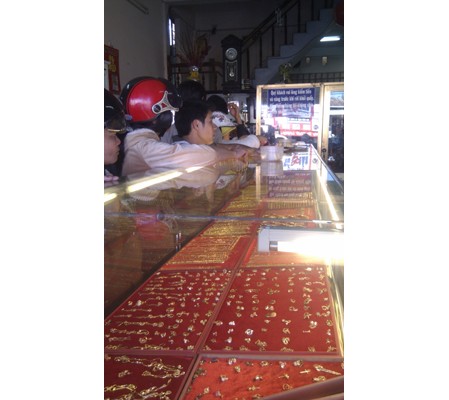 Gold jumps over VND44 million a tael on March 26. (Photo: T.Doan)