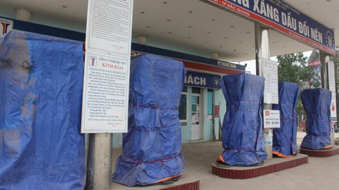 Authorities seal petrol tanks of the Doi Nen Gas Station