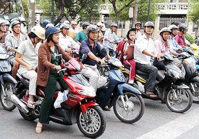 Government wants city to find measures to restrict number of private vehicles (Photo: SGGP)