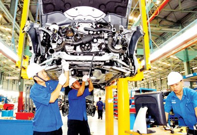 Car assembly line at the Mercedes-Benz factory in HCMC (Photo: SGGP)