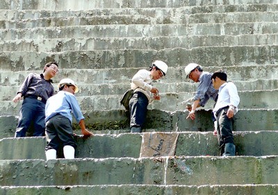 Inspectors from the Ministry of Construction survey cracks along the Song Tranh 2 Hydropower Plant reservoir dam (Photo: SGGP)