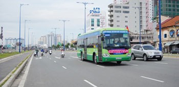 Bus number 39 runs on Vo Van Kiet Road. (Photo: Sggp)