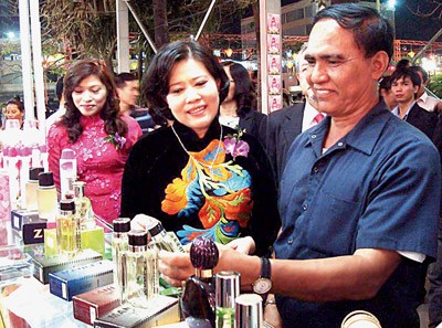 Nguyen Thi Hong, deputy chairwoman of the People’s Committee of HCMC in the Saigon Cosmetics Company stall at the Expo (Photo:SGGP)