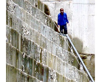 Workers repair leaks at the Song Tranh 2 Hydropower Plant reservoir (Photo: SGGP)