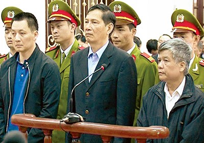 Pham Thanh Binh (C, front row), former chairman of Vinashin along with accomplices in court (Photo: SGGP)