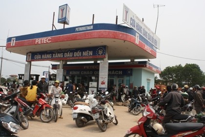 Scores of angry drivers surrounded Doi Nen gas station on March 24, demanding compensation for damages caused by sub-standard petrol