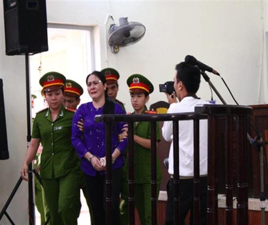 Tran Thuy Lieu being escorted to court by police